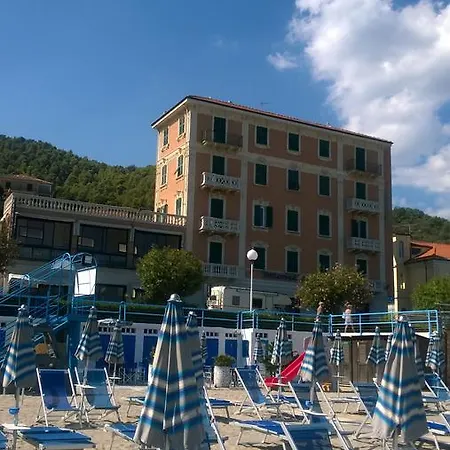 Monique Hotel